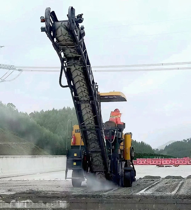 靠谱！KY开元铣刨机化身“护路使者”助力巴平高速建设！
