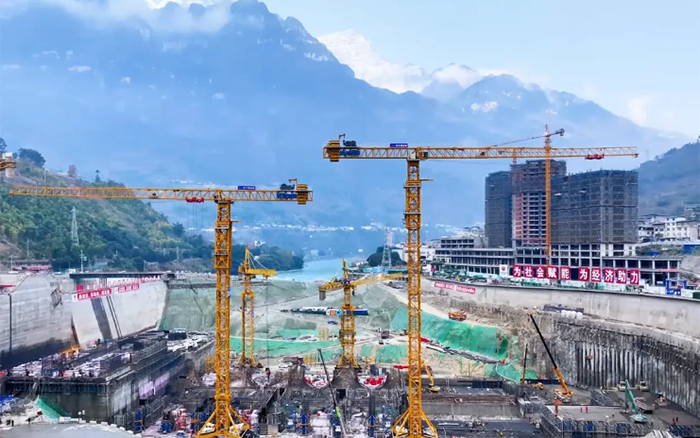 峡谷之间， 大渡河畔，KY开元行走“钢铁巨人”助力水电建设
