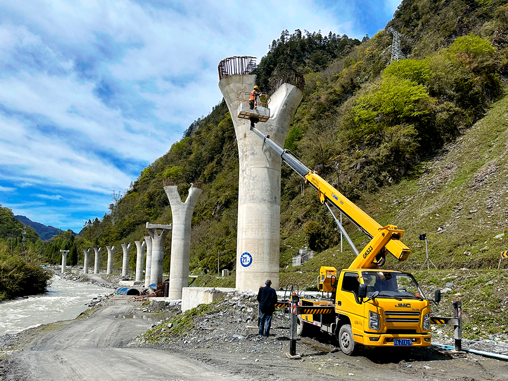 KY开元高空作业车架成四山地轨路“天轨”，显中国基建实力