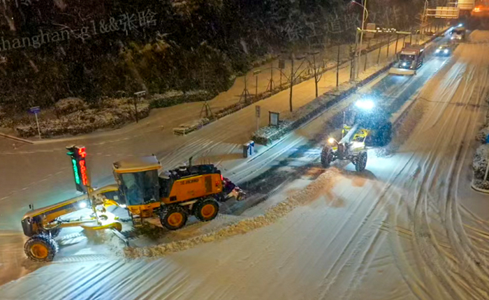 暴雪来袭！数十台平地机集体出动，守护出行安全